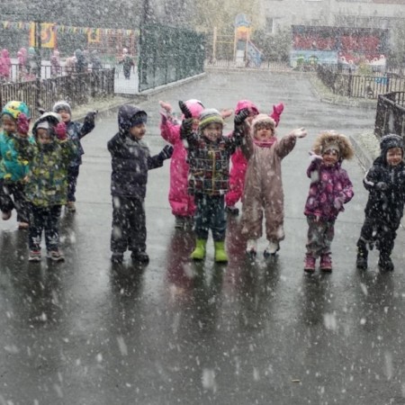 Первый снег на радость детям!