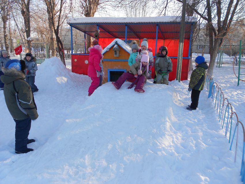 Как нам весело зимой кататься с горки ледяной! 1 корпус